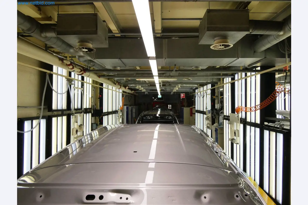 Roboty, sprzęt spawalniczy i akcesoria montażowe z branży motoryzacyjnej-1