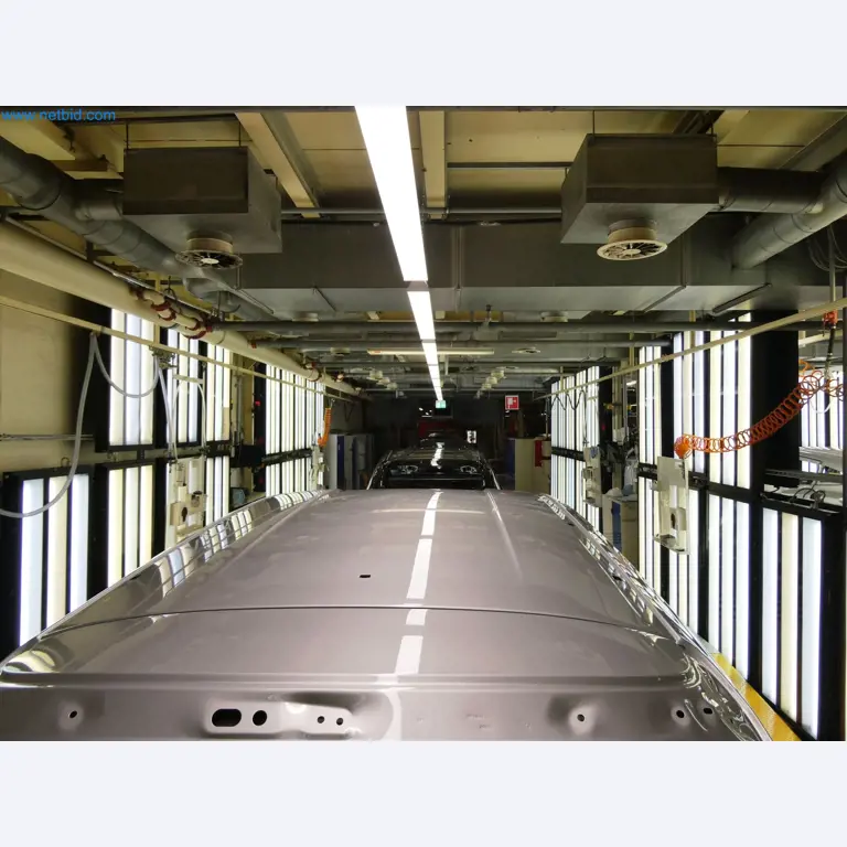 Roboty, sprzęt spawalniczy i akcesoria montażowe z branży motoryzacyjnej-1