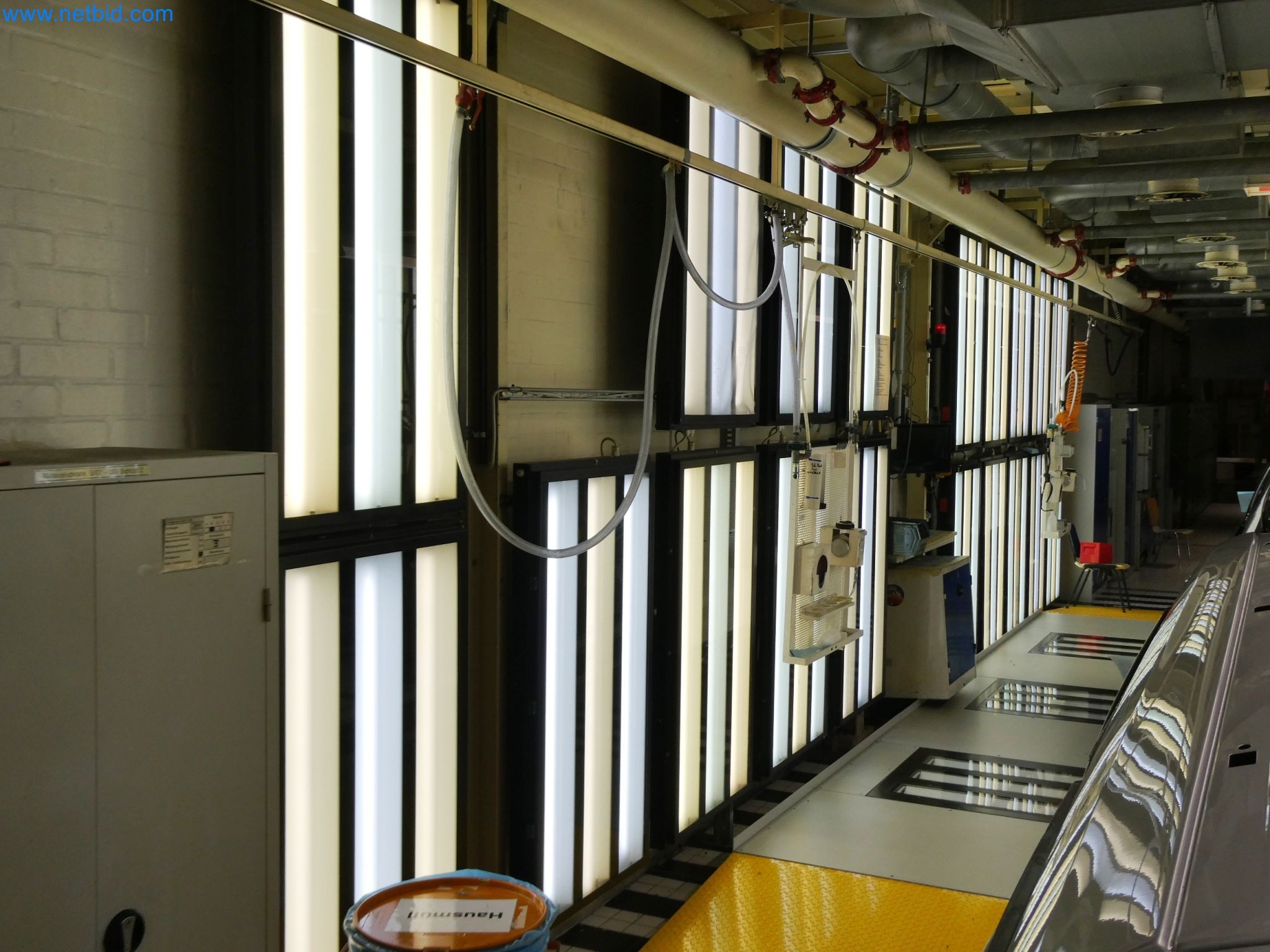 Roboti, varilna oprema in pripomočki za montažo iz avtomobilske industrije-2