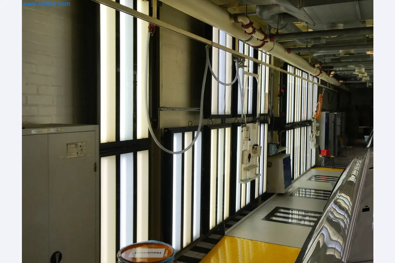 Roboty, sprzęt spawalniczy i akcesoria montażowe z branży motoryzacyjnej-2