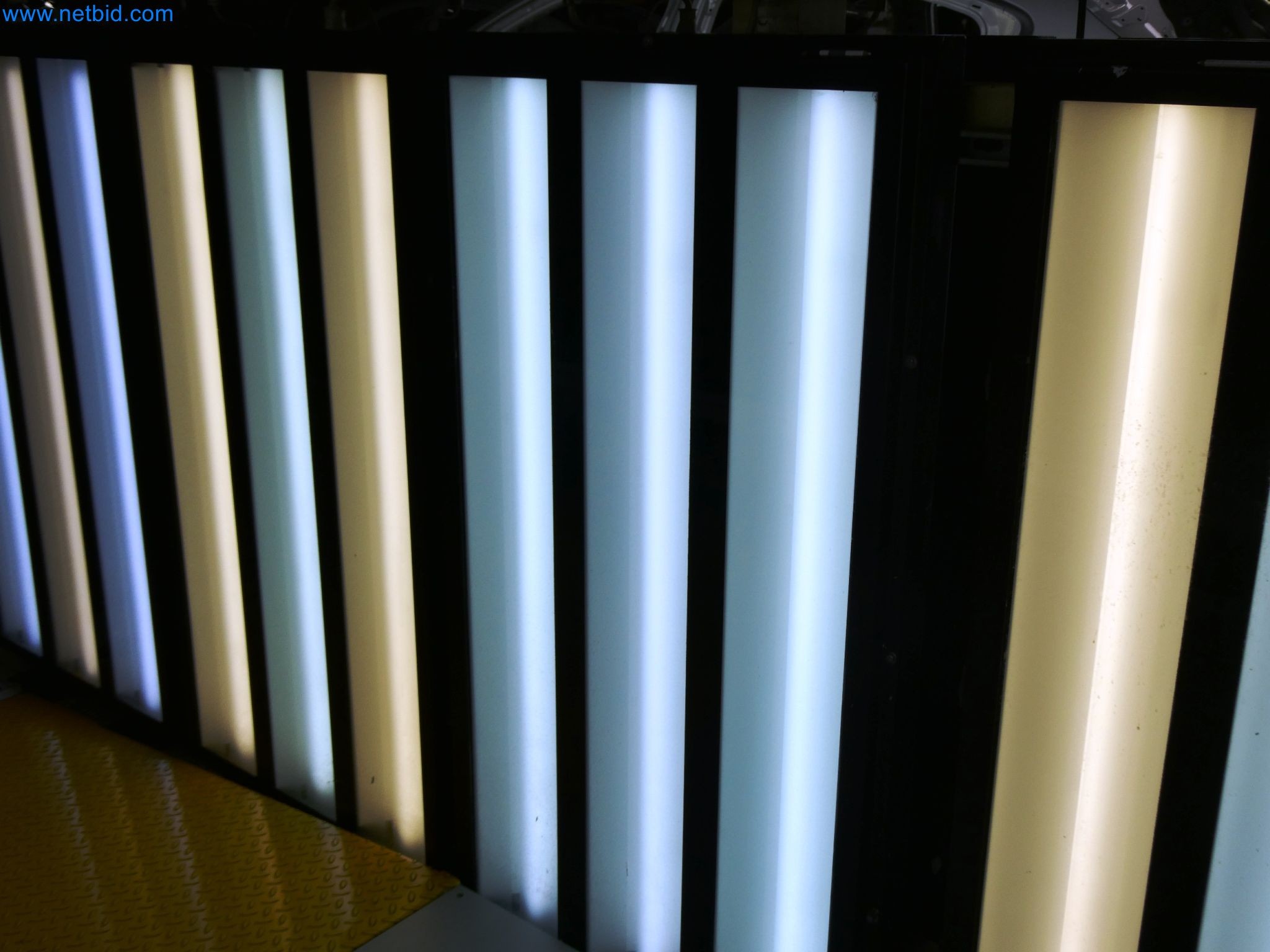 Roboti, varilna oprema in pripomočki za montažo iz avtomobilske industrije-3