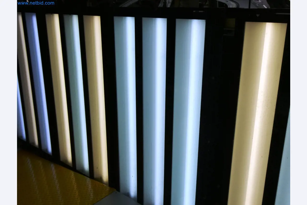 Roboty, sprzęt spawalniczy i akcesoria montażowe z branży motoryzacyjnej-3