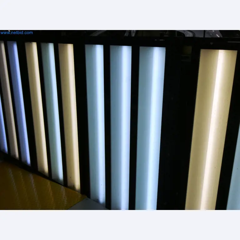 Roboty, sprzęt spawalniczy i akcesoria montażowe z branży motoryzacyjnej-3