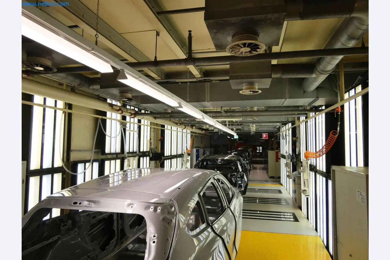 Roboty, sprzęt spawalniczy i akcesoria montażowe z branży motoryzacyjnej-4