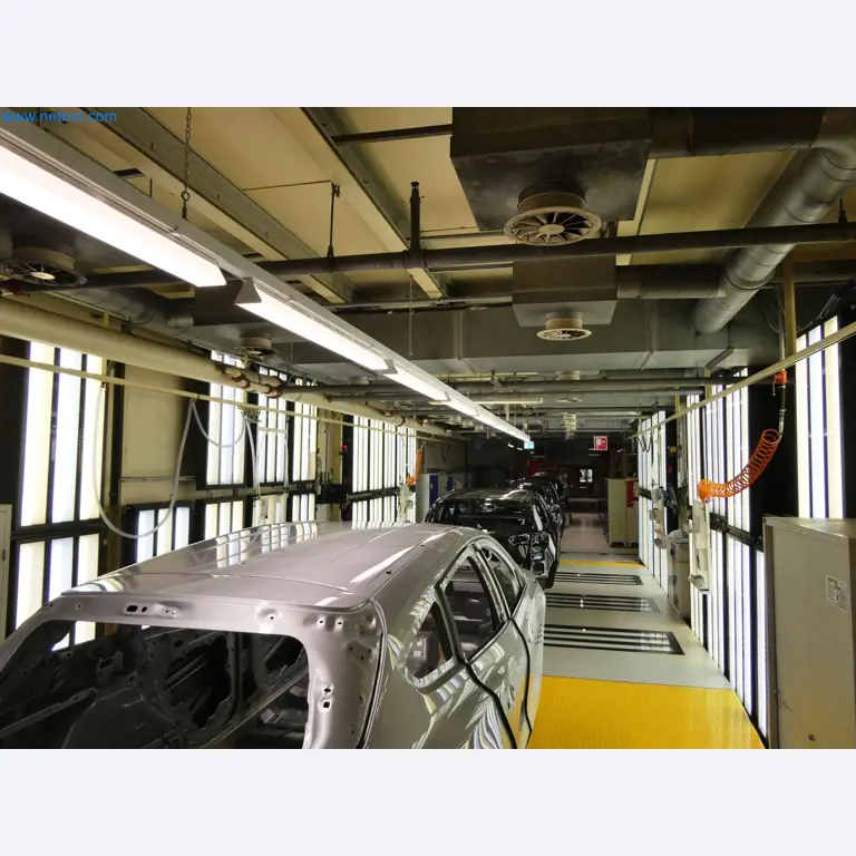 Roboty, sprzęt spawalniczy i akcesoria montażowe z branży motoryzacyjnej-4