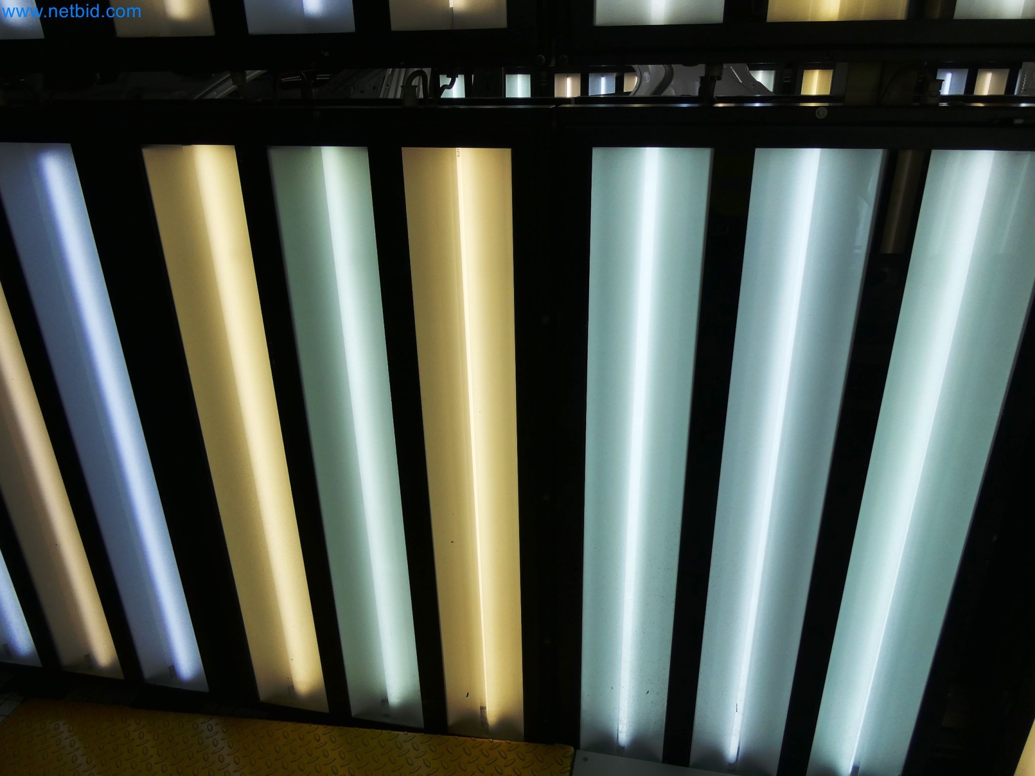 Roboti, varilna oprema in pripomočki za montažo iz avtomobilske industrije-5