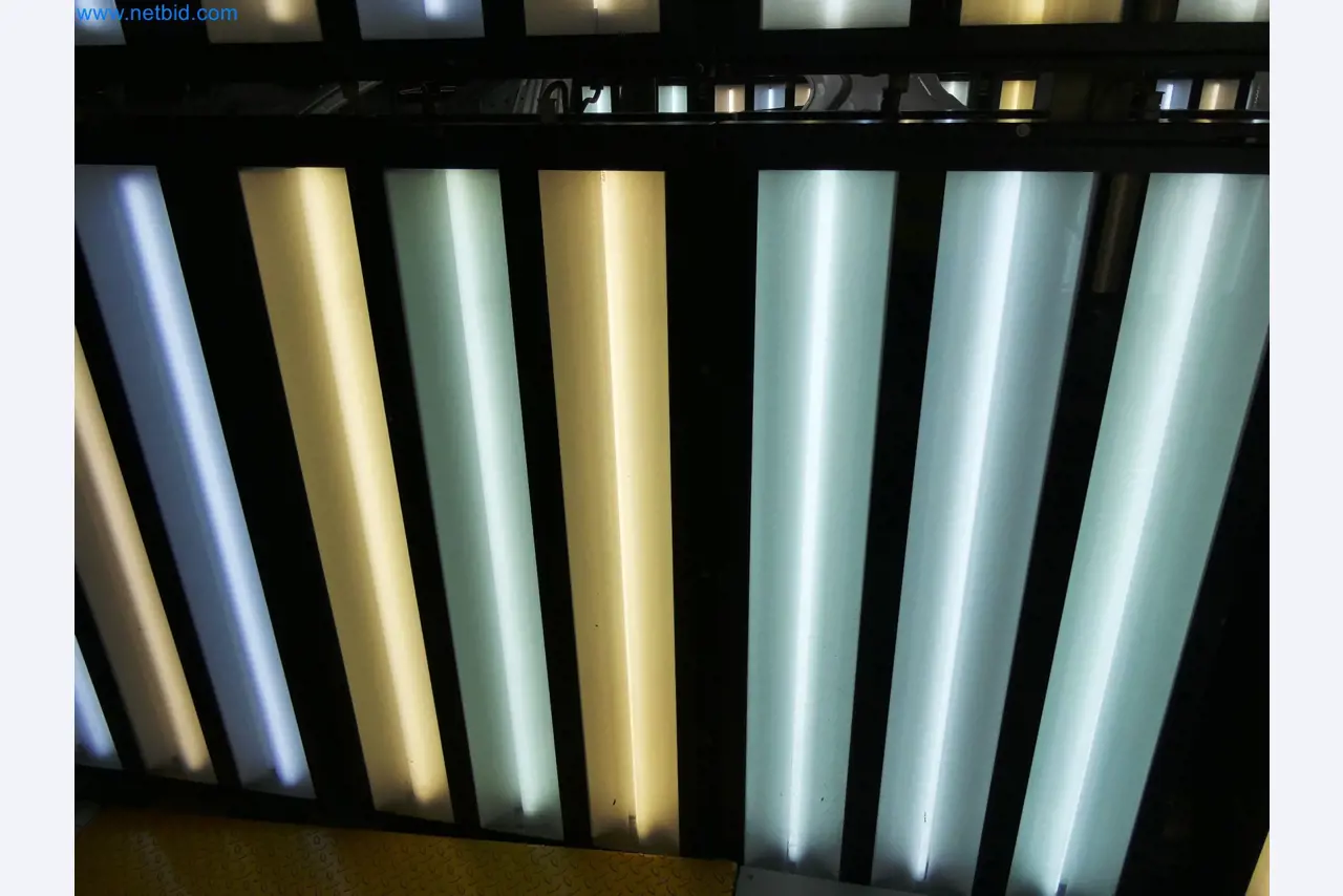 Roboty, sprzęt spawalniczy i akcesoria montażowe z branży motoryzacyjnej-5