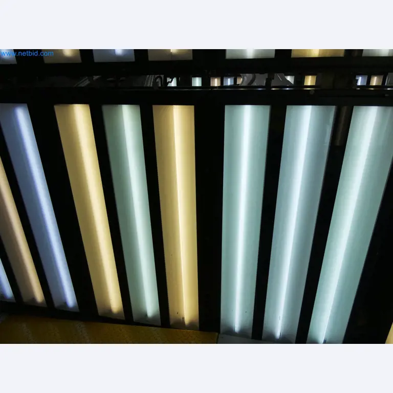 Roboty, sprzęt spawalniczy i akcesoria montażowe z branży motoryzacyjnej-5