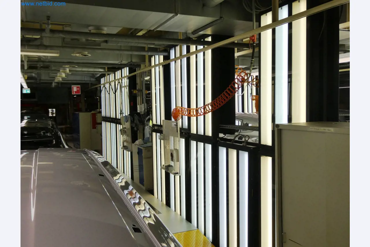 Roboty, sprzęt spawalniczy i akcesoria montażowe z branży motoryzacyjnej-6