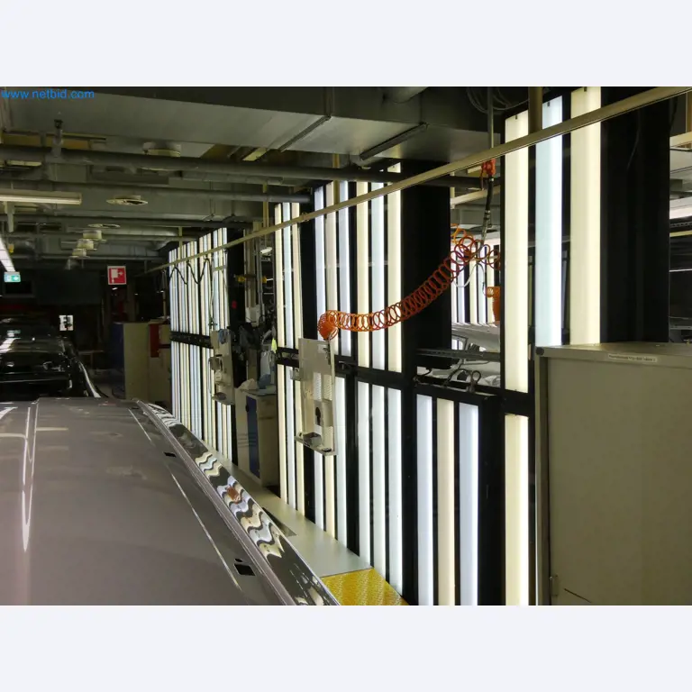 Roboty, sprzęt spawalniczy i akcesoria montażowe z branży motoryzacyjnej-6