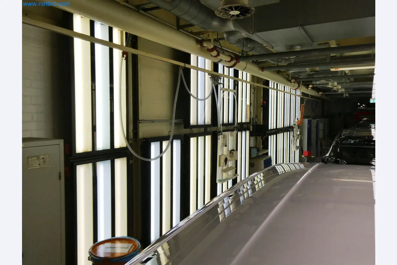 Roboty, sprzęt spawalniczy i akcesoria montażowe z branży motoryzacyjnej-7