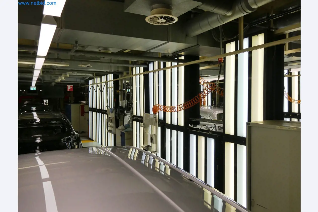 Roboty, sprzęt spawalniczy i akcesoria montażowe z branży motoryzacyjnej-8