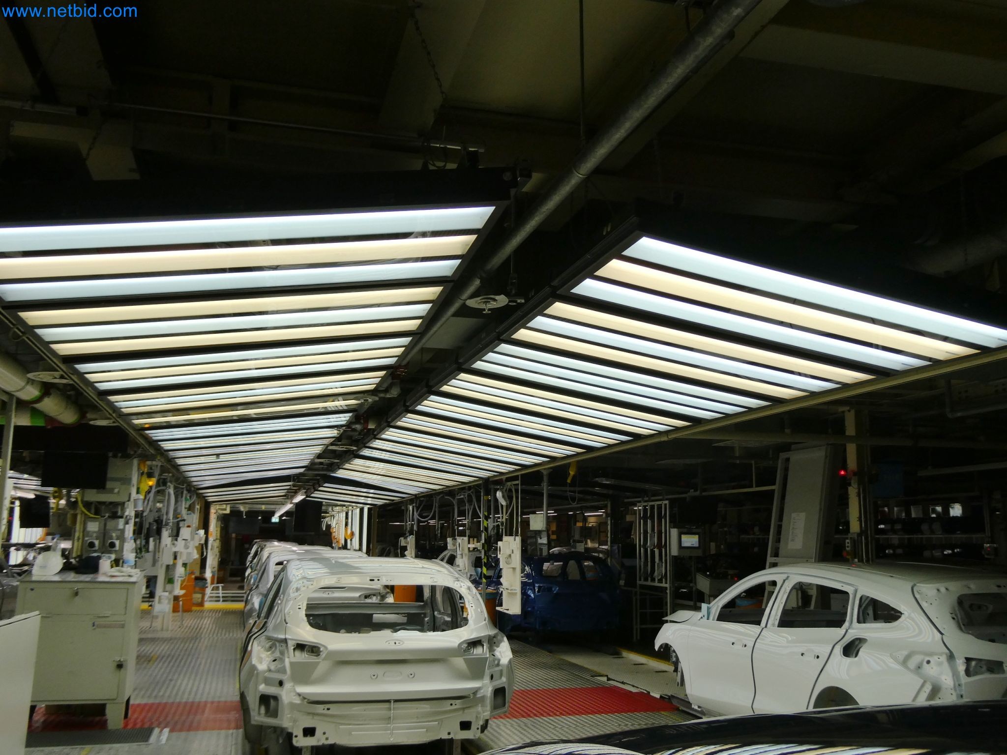 Roboti, varilna oprema in pripomočki za montažo iz avtomobilske industrije-1