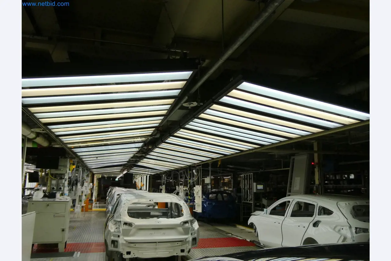 Roboti, varilna oprema in pripomočki za montažo iz avtomobilske industrije-1