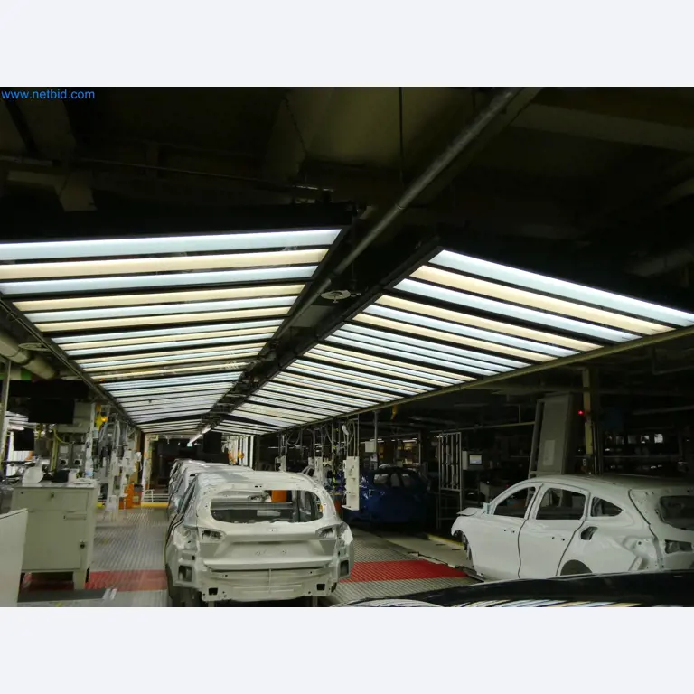 Roboti, varilna oprema in pripomočki za montažo iz avtomobilske industrije-1