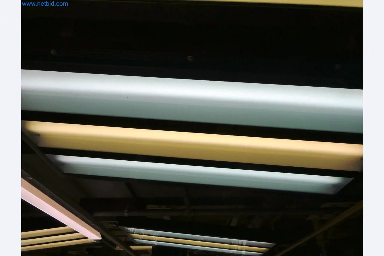 Roboti, varilna oprema in pripomočki za montažo iz avtomobilske industrije-3