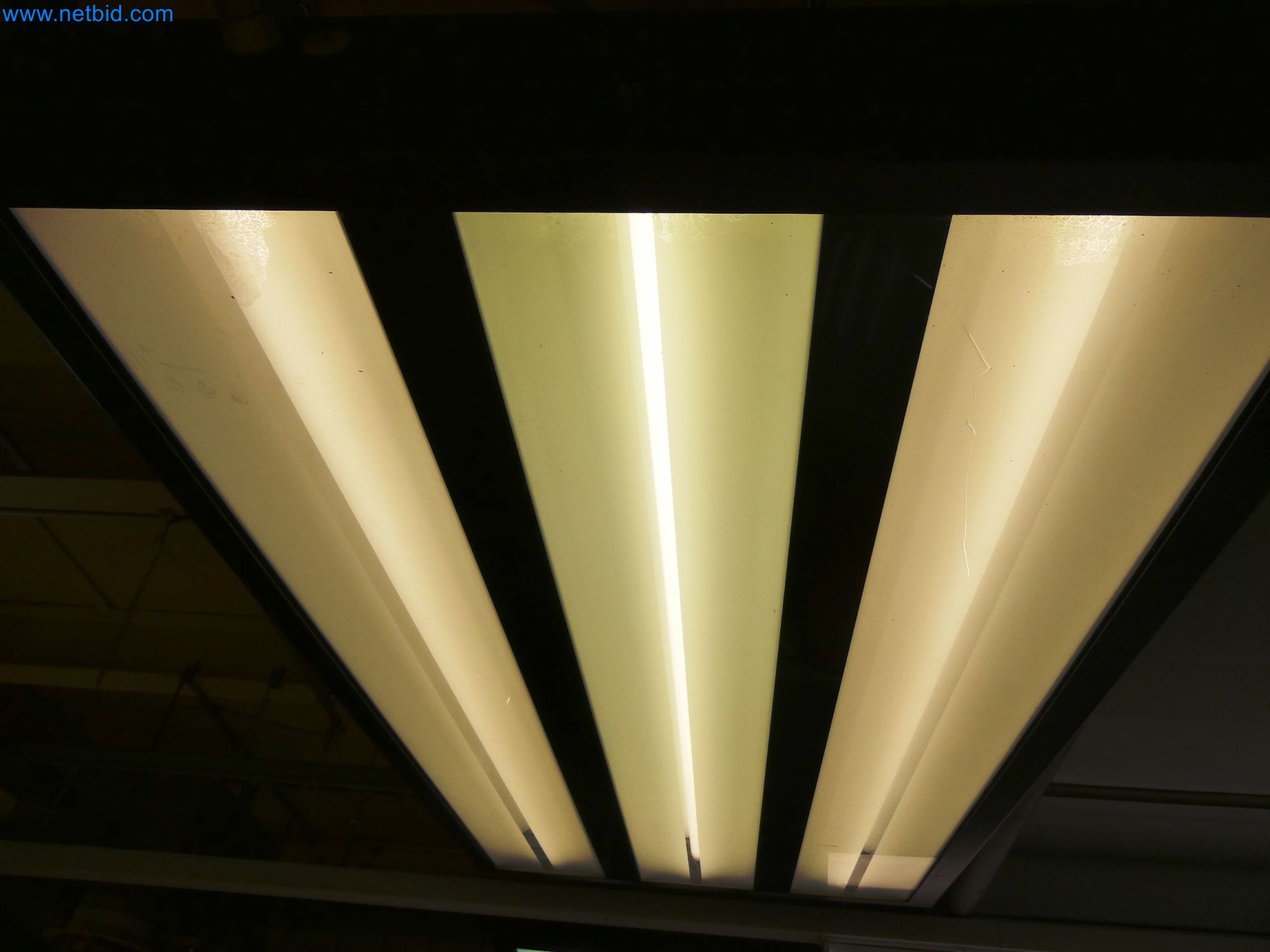 Roboti, varilna oprema in pripomočki za montažo iz avtomobilske industrije-4