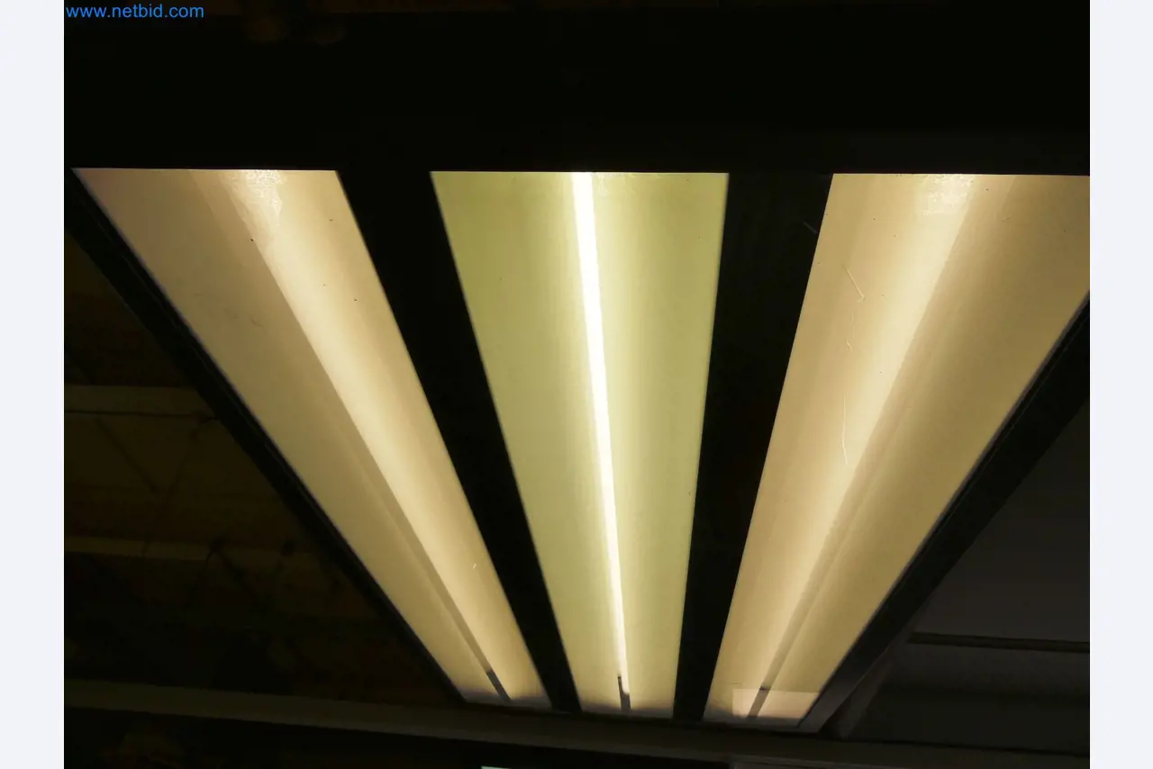 Roboti, varilna oprema in pripomočki za montažo iz avtomobilske industrije-4