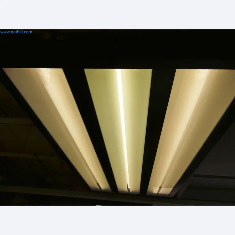 Roboti, varilna oprema in pripomočki za montažo iz avtomobilske industrije-4