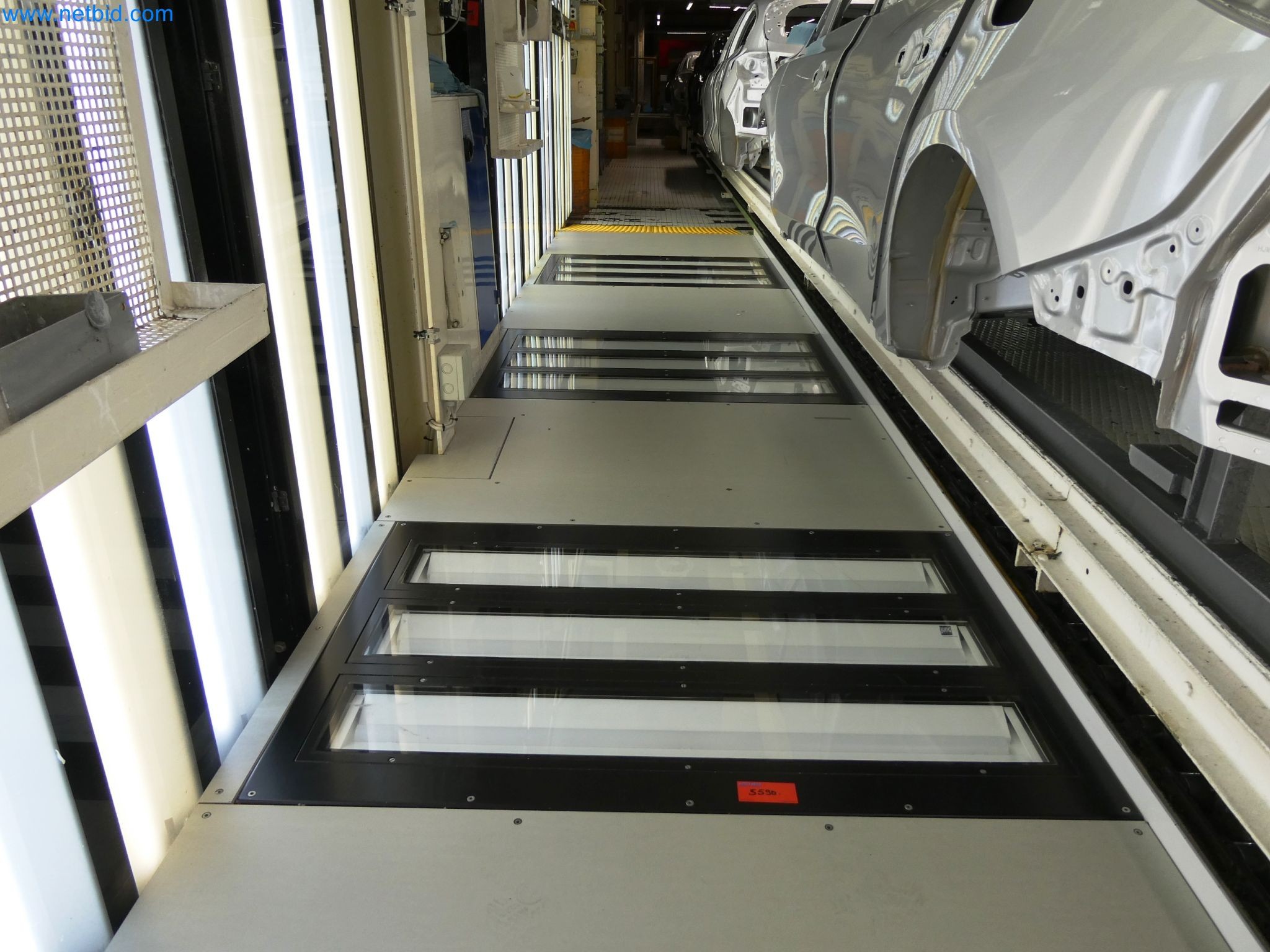 Roboti, varilna oprema in pripomočki za montažo iz avtomobilske industrije-10