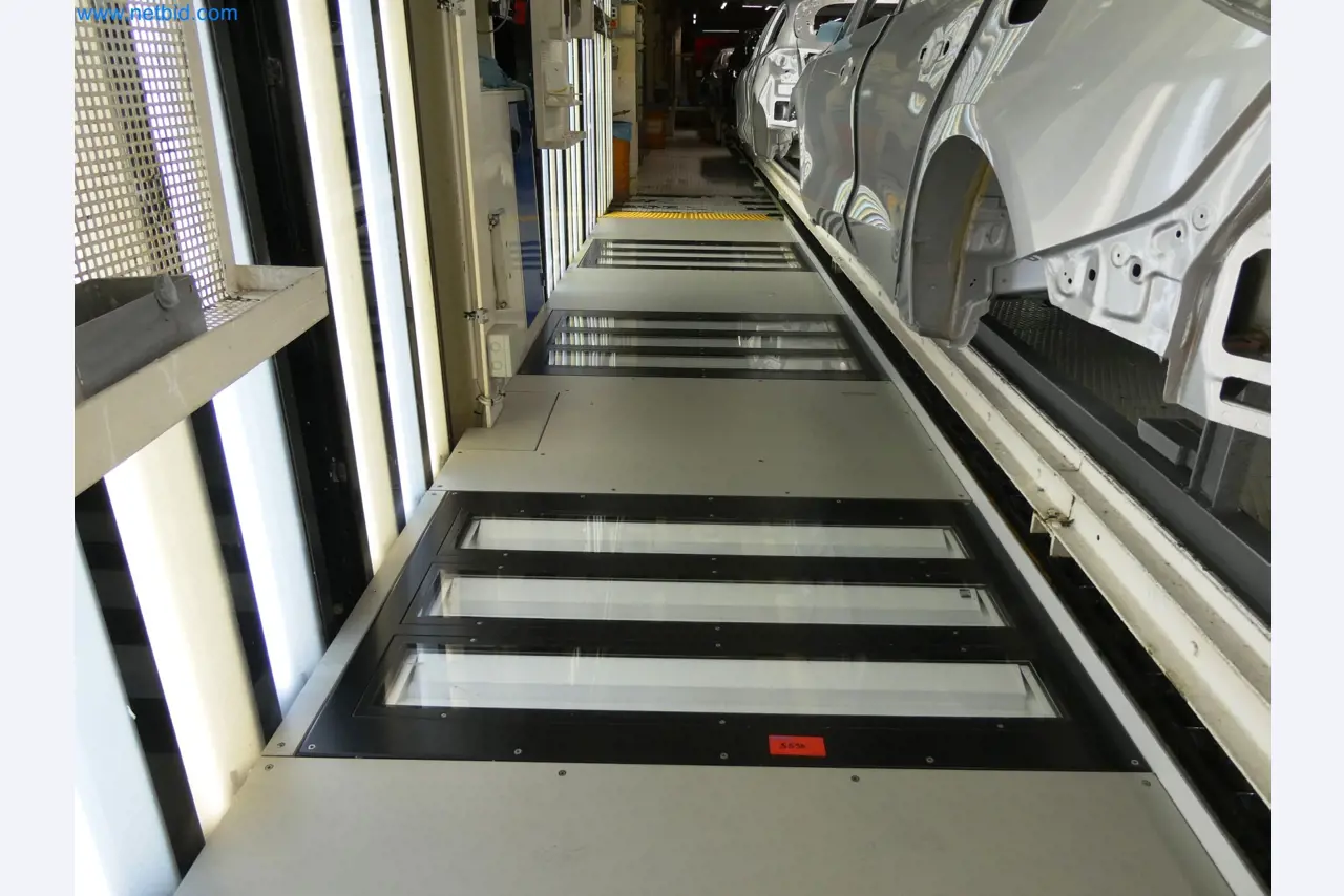 Roboty, sprzęt spawalniczy i akcesoria montażowe z branży motoryzacyjnej-10