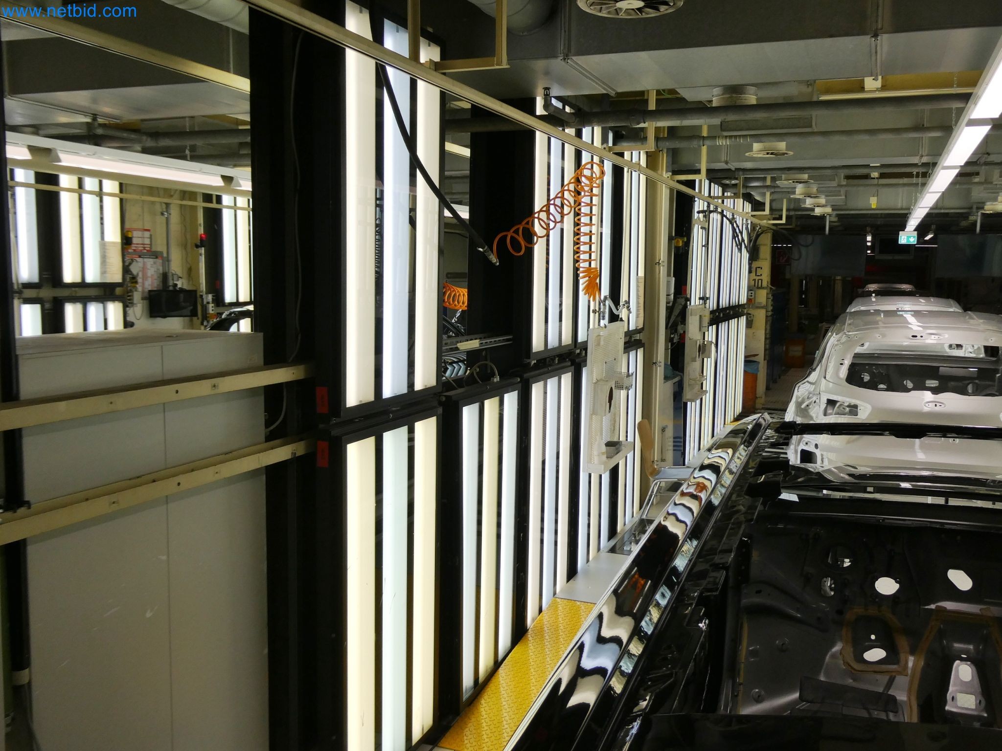 Roboti, varilna oprema in pripomočki za montažo iz avtomobilske industrije-1