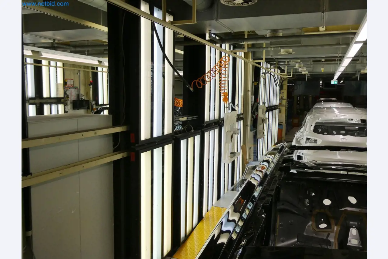 Roboty, sprzęt spawalniczy i akcesoria montażowe z branży motoryzacyjnej-1