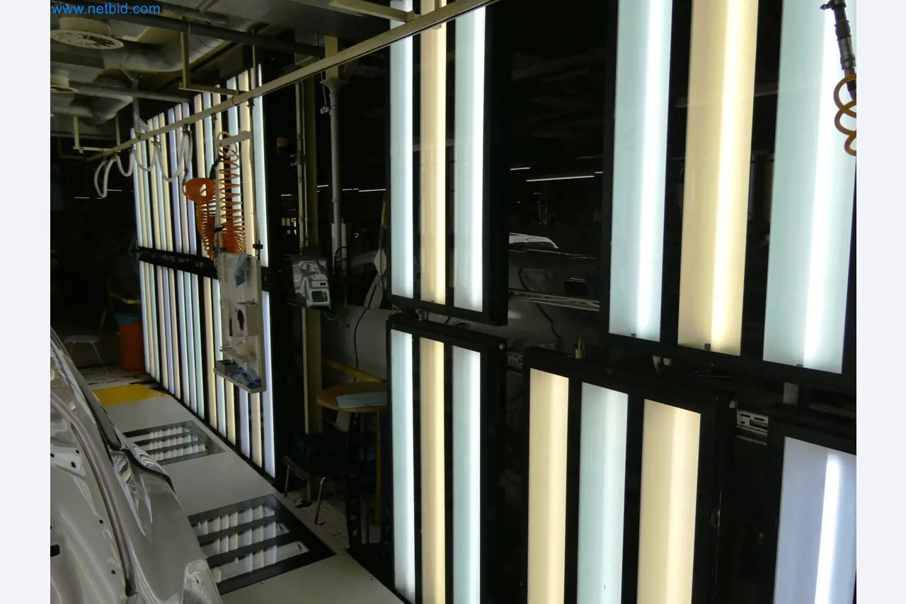 Roboty, sprzęt spawalniczy i akcesoria montażowe z branży motoryzacyjnej-2