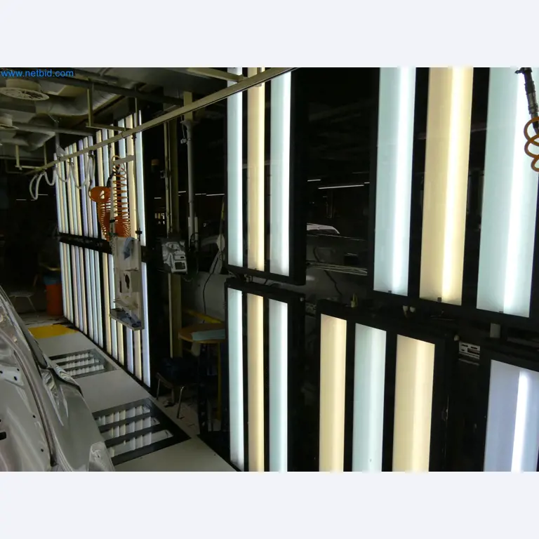 Roboty, sprzęt spawalniczy i akcesoria montażowe z branży motoryzacyjnej-2