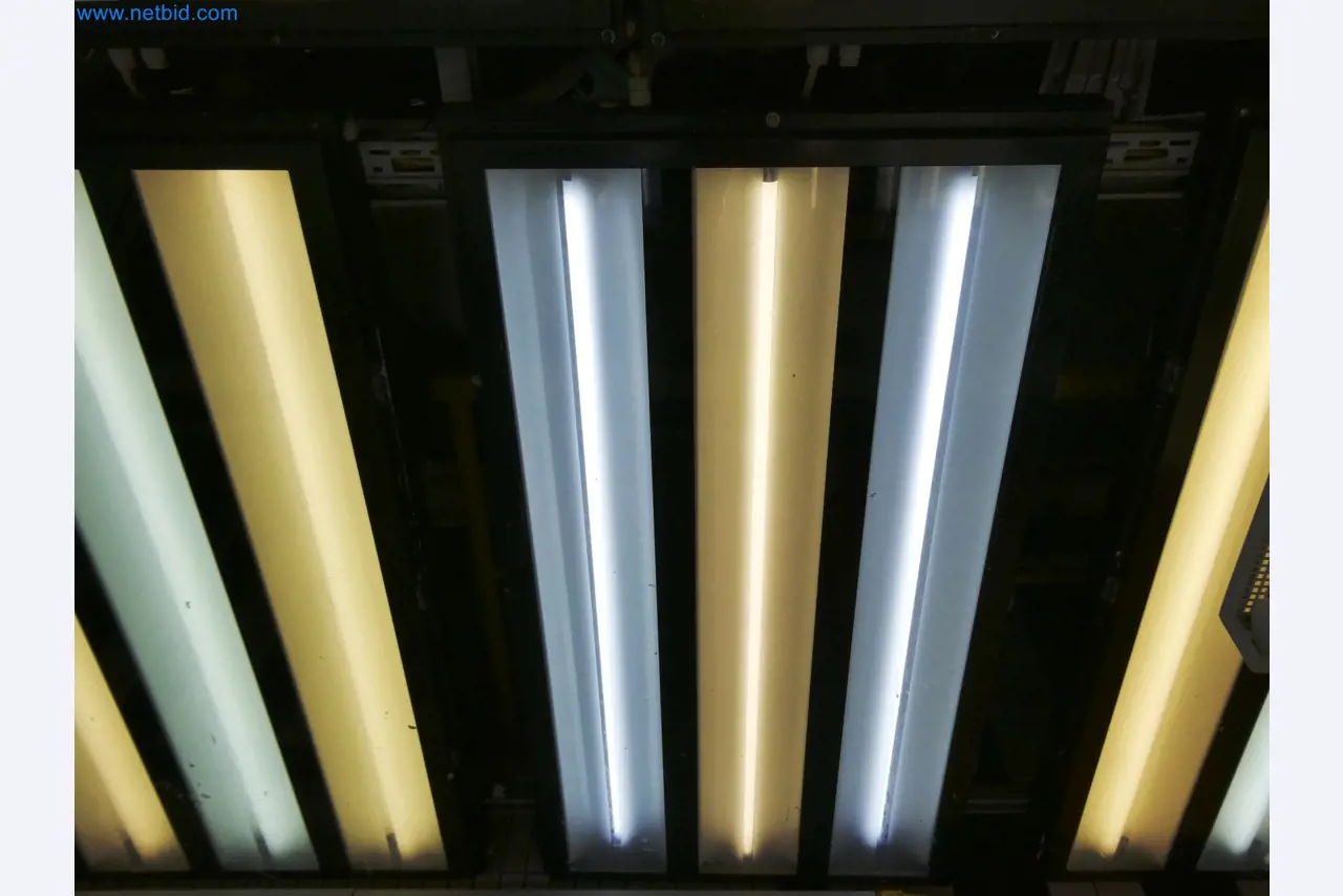 Roboty, sprzęt spawalniczy i akcesoria montażowe z branży motoryzacyjnej-3