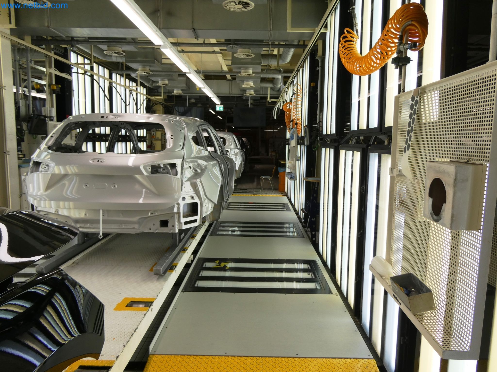 Roboti, varilna oprema in pripomočki za montažo iz avtomobilske industrije-4