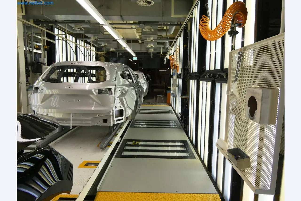 Roboty, sprzęt spawalniczy i akcesoria montażowe z branży motoryzacyjnej-4