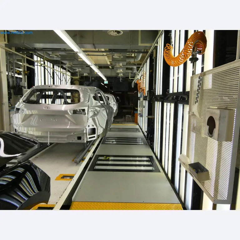 Roboty, sprzęt spawalniczy i akcesoria montażowe z branży motoryzacyjnej-4