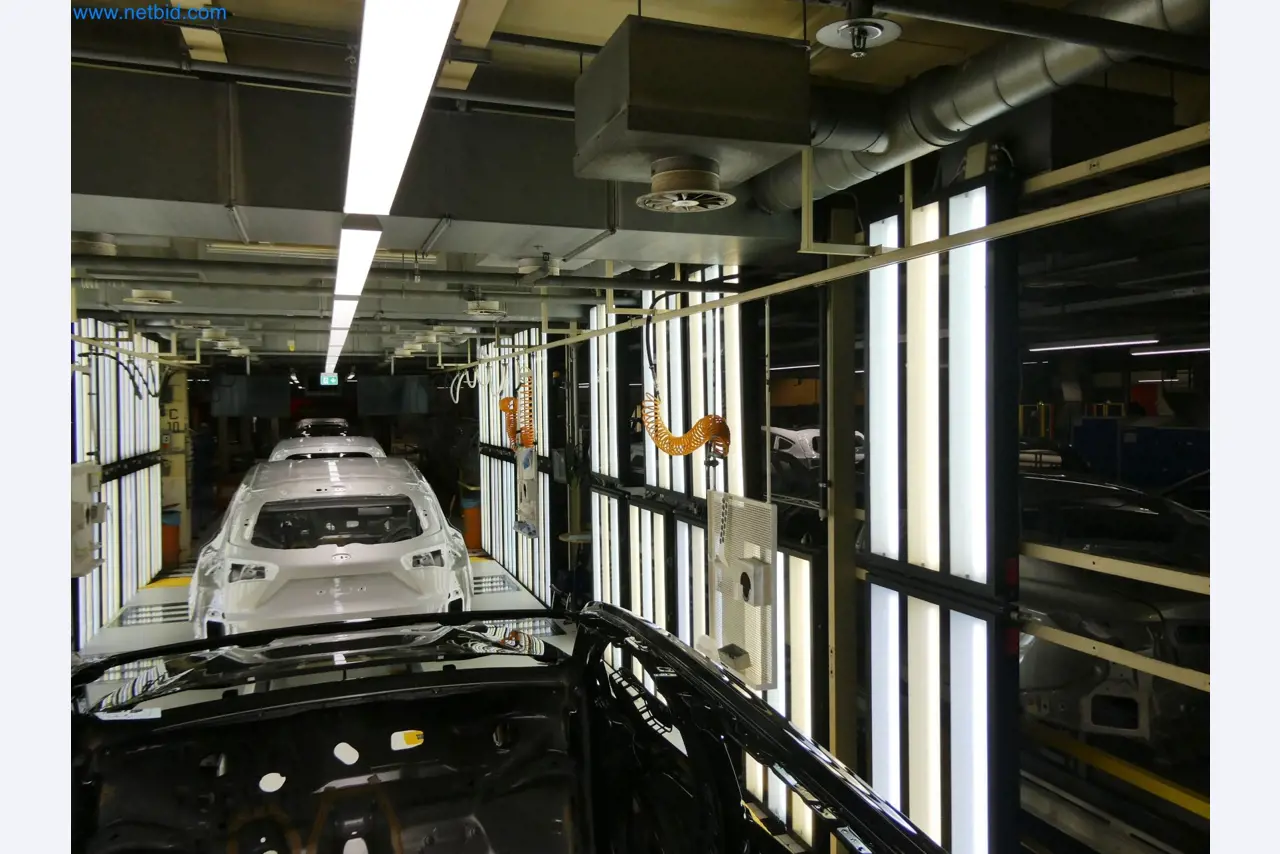 Roboty, sprzęt spawalniczy i akcesoria montażowe z branży motoryzacyjnej-5