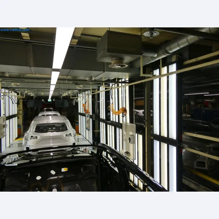 Roboty, sprzęt spawalniczy i akcesoria montażowe z branży motoryzacyjnej-5