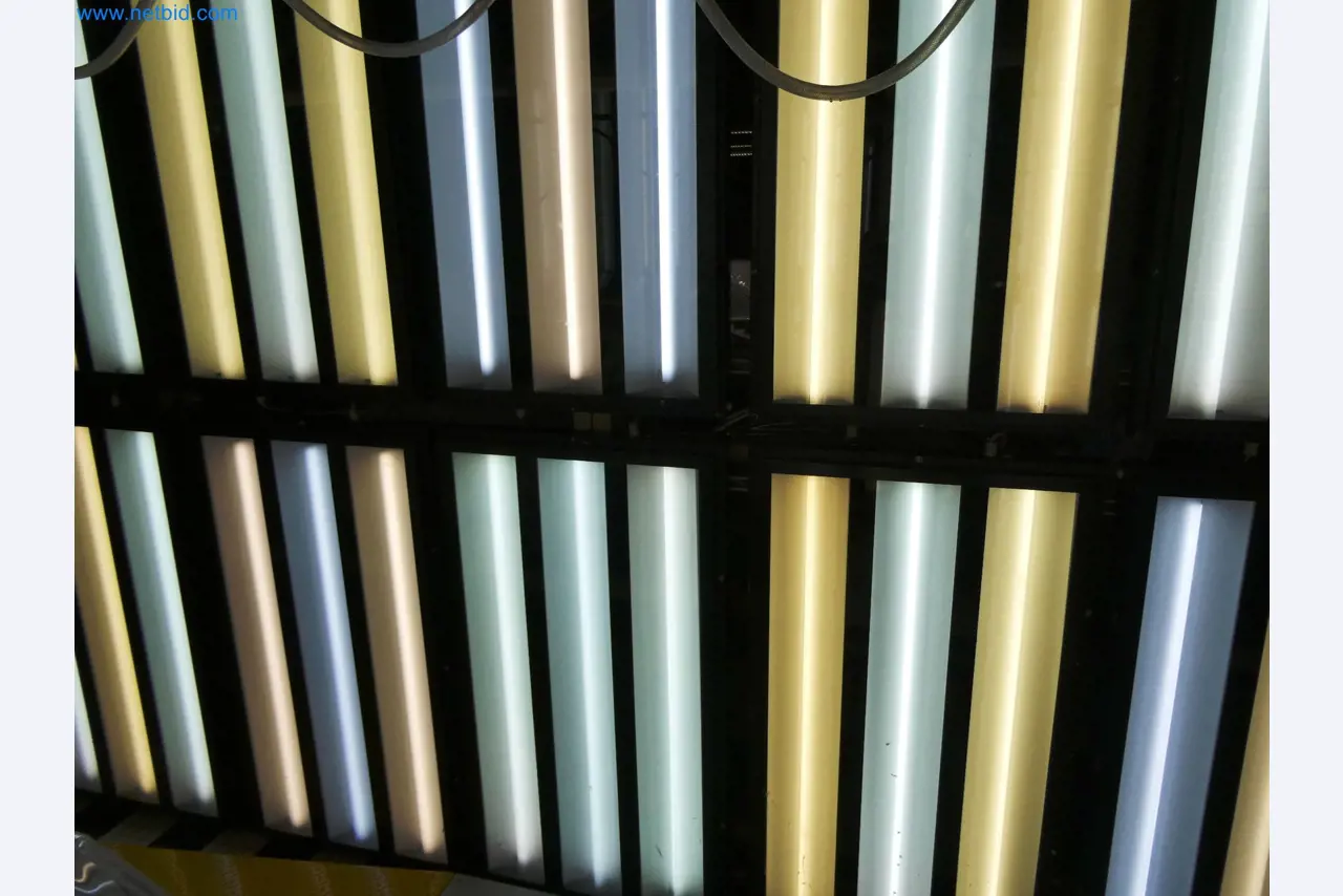 Roboty, sprzęt spawalniczy i akcesoria montażowe z branży motoryzacyjnej-6