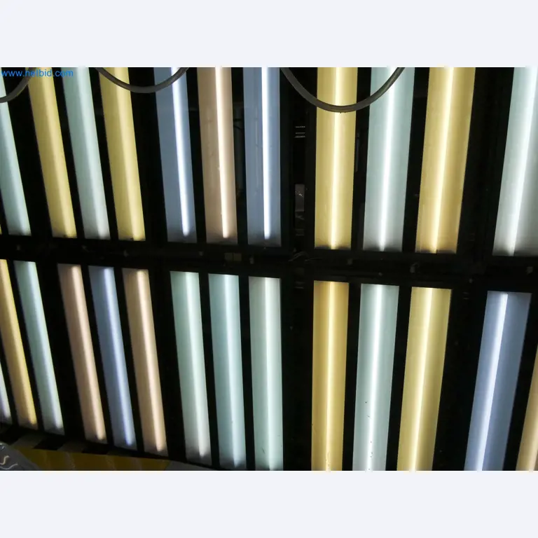 Roboty, sprzęt spawalniczy i akcesoria montażowe z branży motoryzacyjnej-6