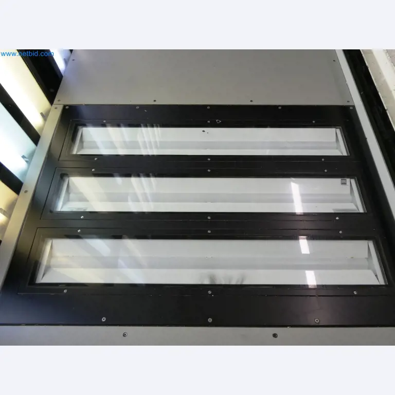 Roboty, sprzęt spawalniczy i akcesoria montażowe z branży motoryzacyjnej-7