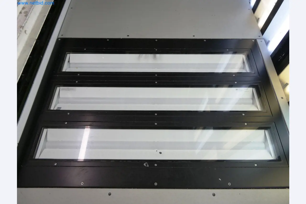 Roboty, sprzęt spawalniczy i akcesoria montażowe z branży motoryzacyjnej-8