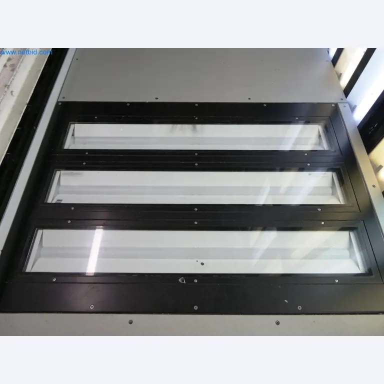 Roboty, sprzęt spawalniczy i akcesoria montażowe z branży motoryzacyjnej-8