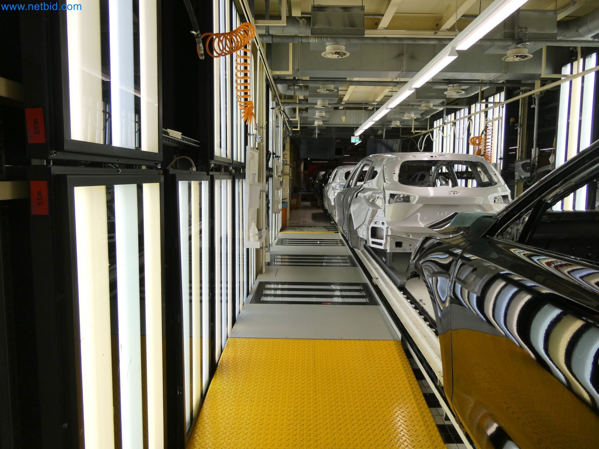 Roboti, varilna oprema in pripomočki za montažo iz avtomobilske industrije-9