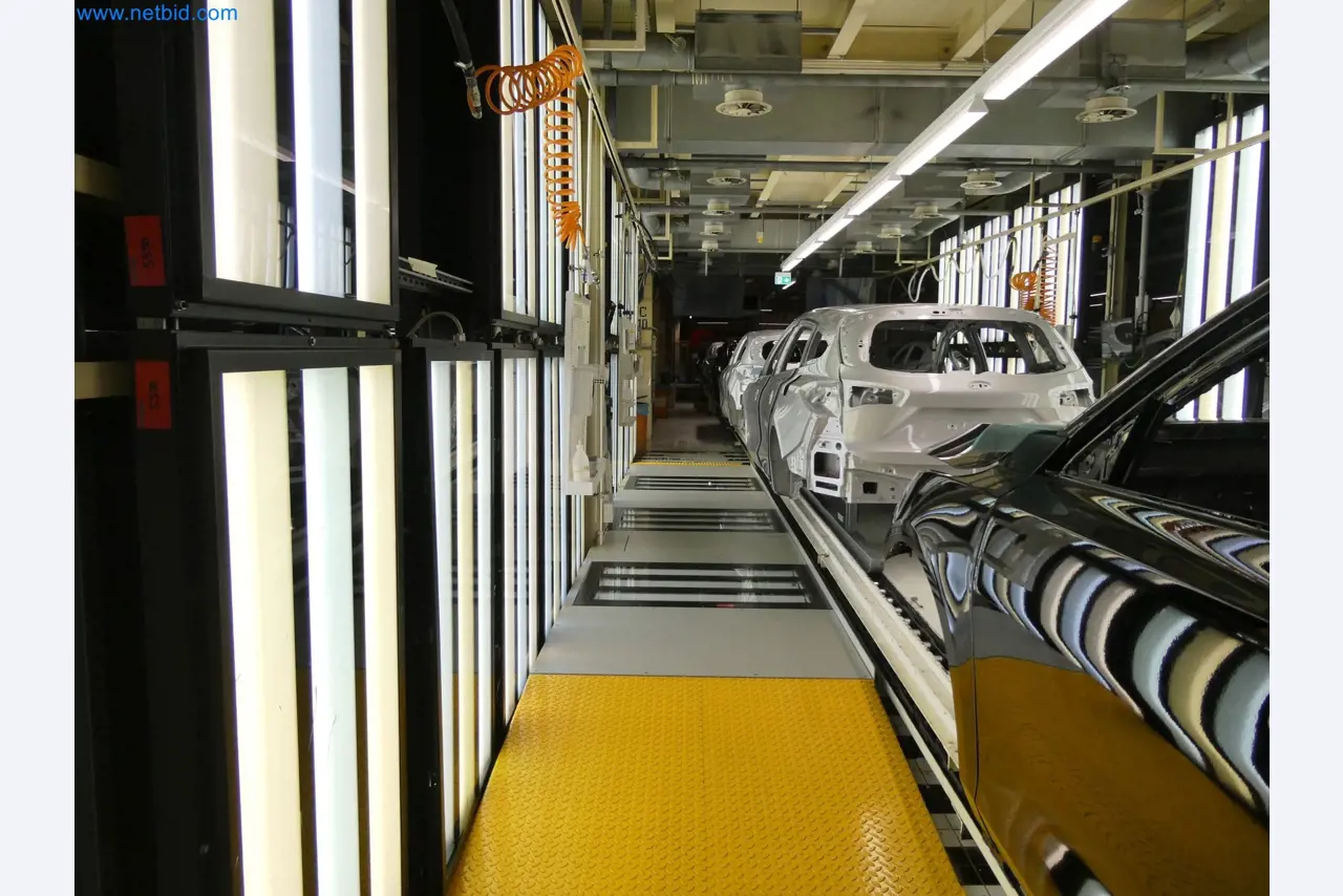 Roboty, sprzęt spawalniczy i akcesoria montażowe z branży motoryzacyjnej-9