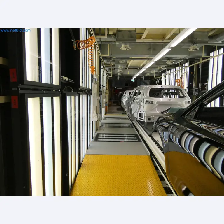 Roboty, sprzęt spawalniczy i akcesoria montażowe z branży motoryzacyjnej-9