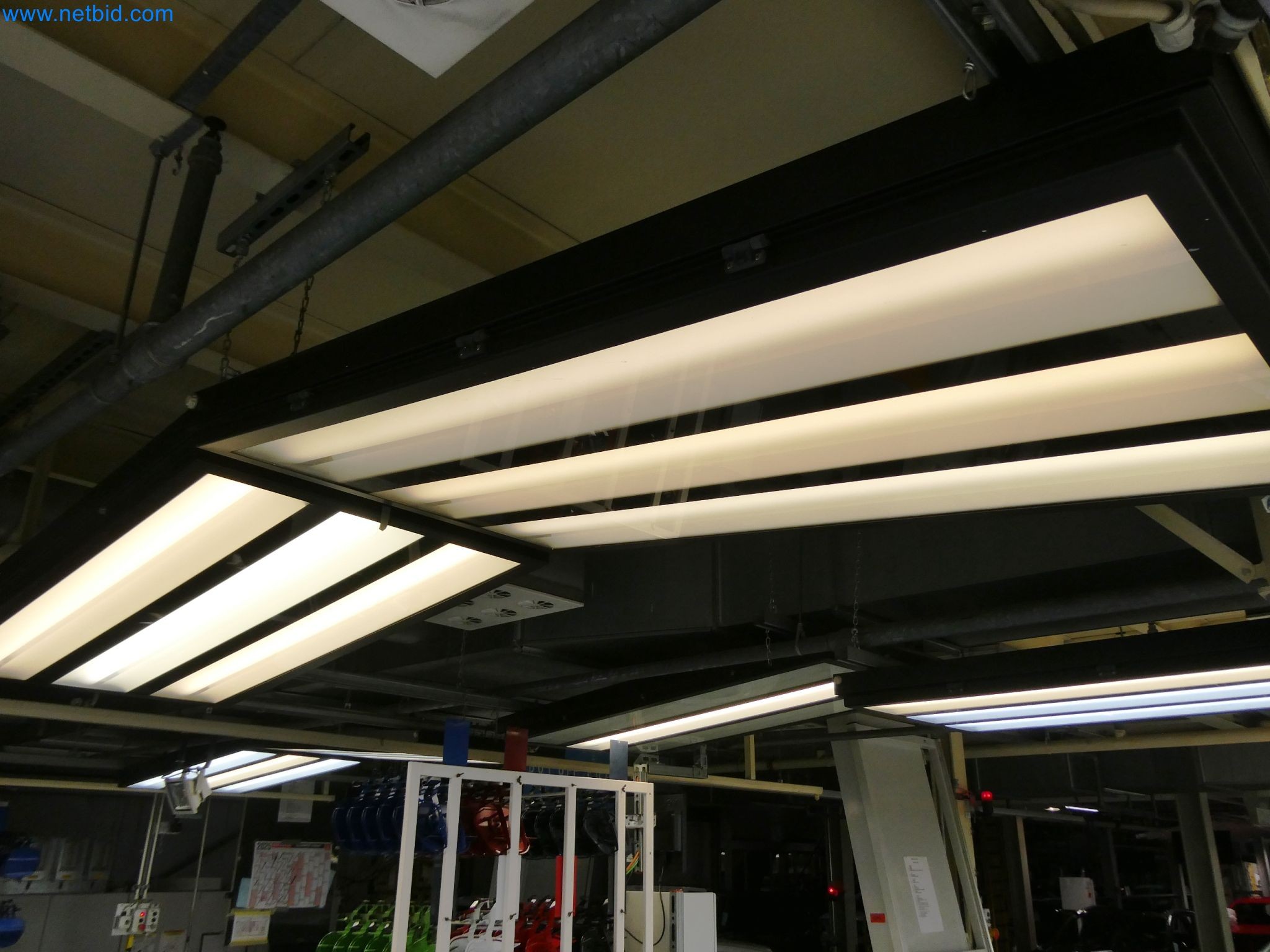 Roboti, varilna oprema in pripomočki za montažo iz avtomobilske industrije-10