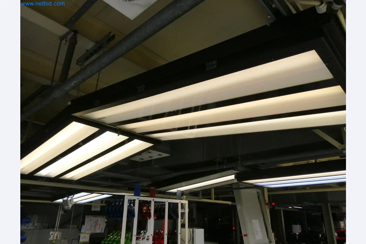 Roboty, sprzęt spawalniczy i akcesoria montażowe z branży motoryzacyjnej-10