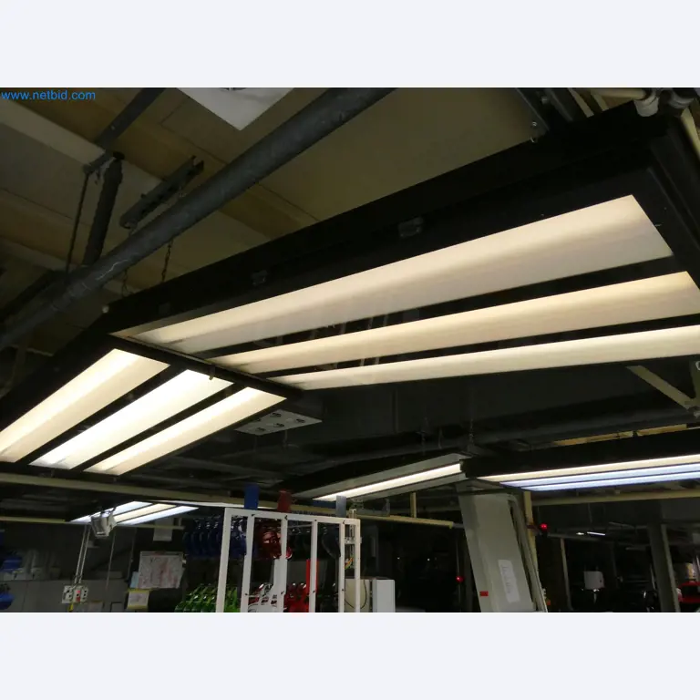 Roboty, sprzęt spawalniczy i akcesoria montażowe z branży motoryzacyjnej-10