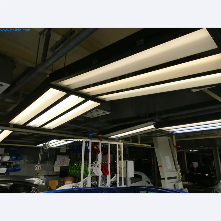 Roboty, sprzęt spawalniczy i akcesoria montażowe z branży motoryzacyjnej-11