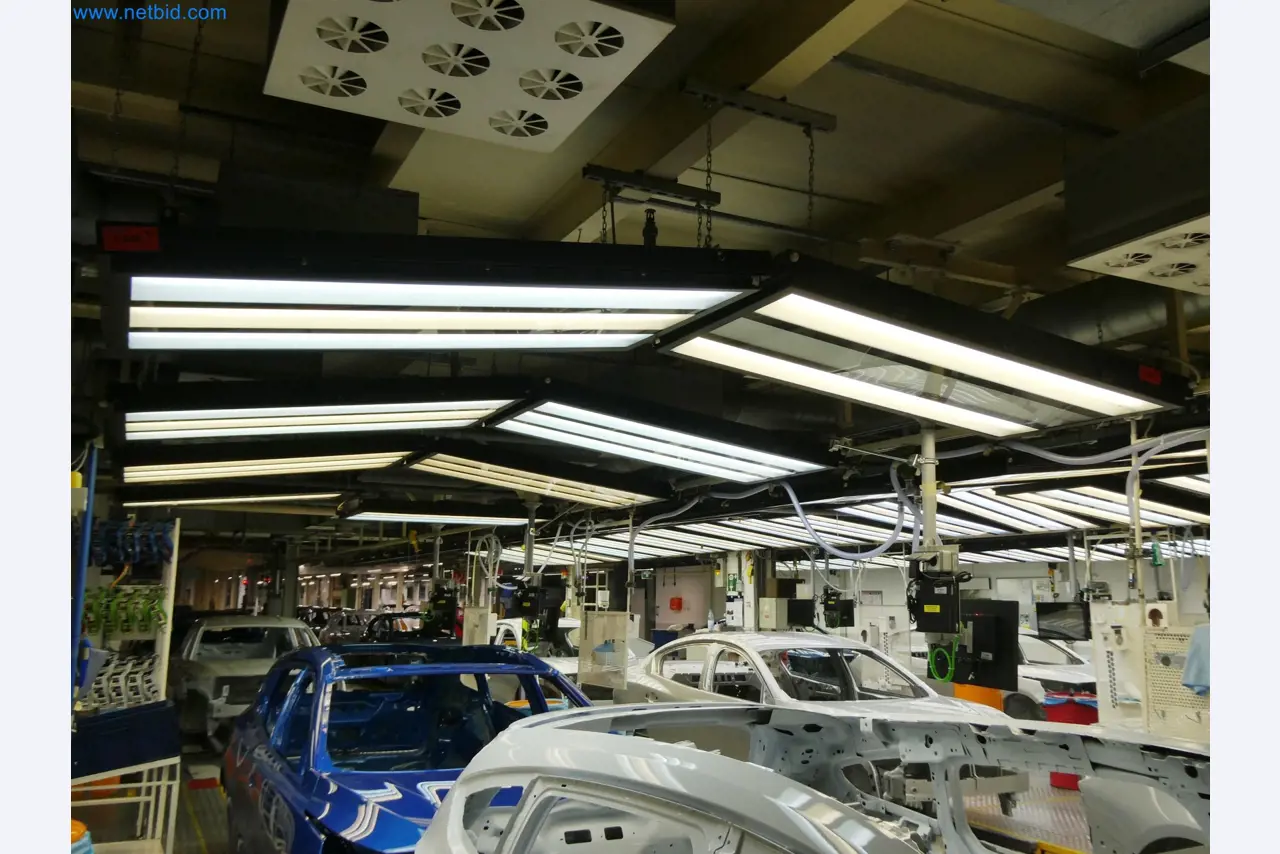 Roboty, sprzęt spawalniczy i akcesoria montażowe z branży motoryzacyjnej-12