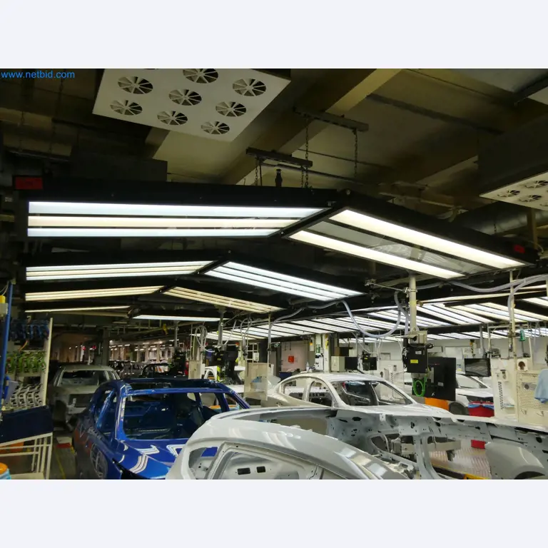 Roboty, sprzęt spawalniczy i akcesoria montażowe z branży motoryzacyjnej-12