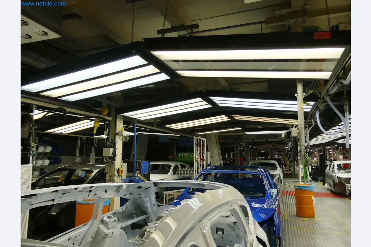 Roboty, sprzęt spawalniczy i akcesoria montażowe z branży motoryzacyjnej-13